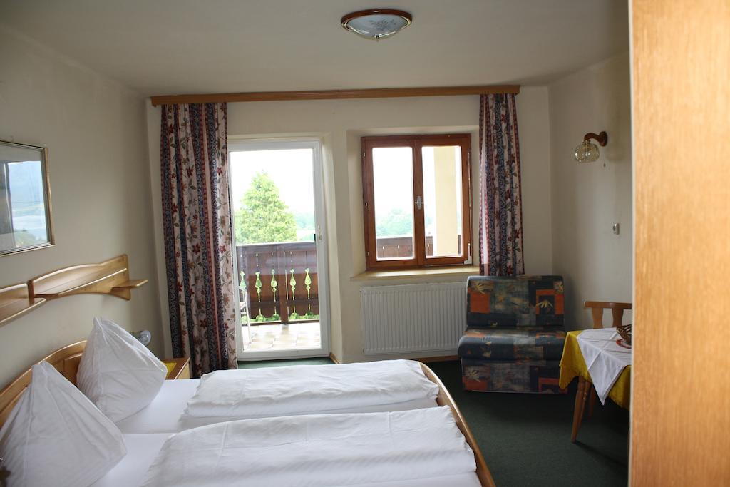 Haus Rosenauer Zimmer & Ferienwohnungen Nussdorf am Attersee Room photo